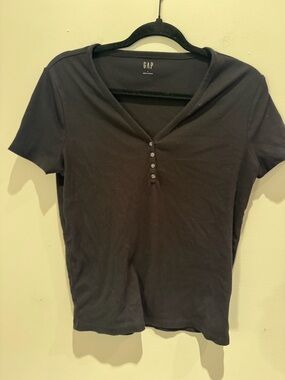 GAP Short Sleeve Black V-Neck Button Women's Top Size Large